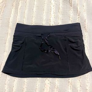 Lululemon tennis skirt (with shorts) - women’s size 6 - satin drawstring